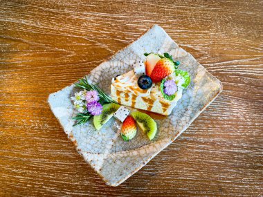 Ahşap masaya meyveli güzel bir pasta.