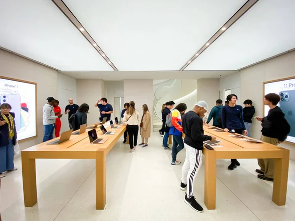 Shibuya Japonya - 8 Kasım 2019: Birçok insan Apple mağazasından Shibuya şubesinde alışveriş aleti satın alıyor 