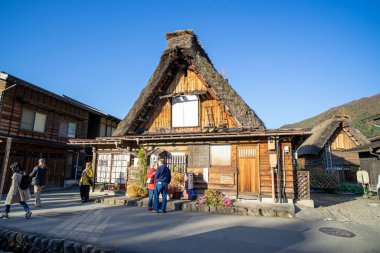 Shirakawa Japonya - 12 Kasım 2019: Shirakawa 'daki geleneksel Gusso çiftlik evi Sonbaharda Japonya' ya gider. 