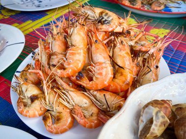 Bir sürü ızgara karides hazır.