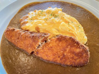 Kızarmış somon körisi, pilav ve Japon omleti.