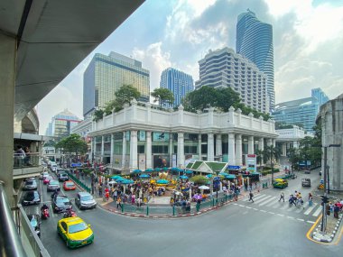 Bangkok Tayland - 18 Ocak 2020: Birçok insan Bangkok 'un başkenti Tayland' daki Ratchaprasong Kavşağı 'ndaki ünlü Erawan türbesine saygı duyuyor.