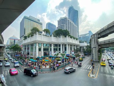 Bangkok Tayland - 18 Ocak 2020: Birçok insan Bangkok 'un başkenti Tayland' daki Ratchaprasong Kavşağı 'ndaki ünlü Erawan türbesine saygı duyuyor.
