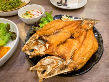 Tabakta soslu kızarmış balık.