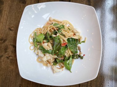 Spagetti ile baharatlı karışık deniz ürünleri 