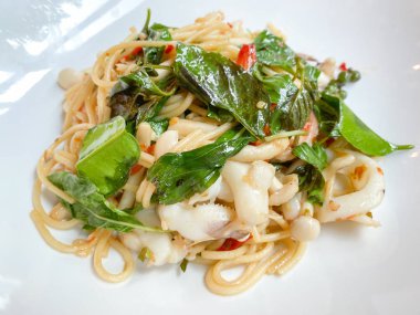 Spagetti ile baharatlı karışık deniz ürünleri 