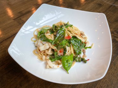 Spagetti ile baharatlı karışık deniz ürünleri 