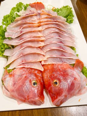 Masada çiğ balık filetosu. Pişirmeden önce hazırlan.