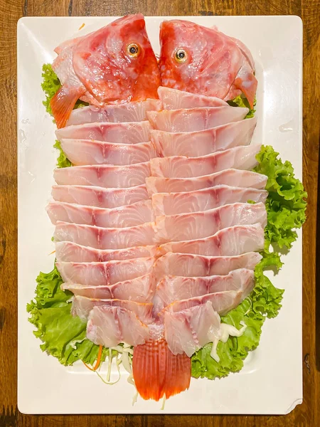 Masada Çiğ Balık Filetosu Pişirmeden Önce Hazırlan — Stok fotoğraf