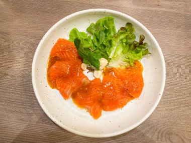 Baharatlı soslu taze somon dilimleri.