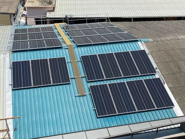 Zonnepaneel Geïnstalleerd Een Blauw Dak Boven Huis — Stockfoto