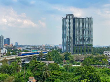 Bangkok Tayland - 26 Nisan 2020: Bangkok 'taki Bang Wa Metro İstasyonu yakınlarındaki Aspire Sathorn-Ratchaphruek konutları