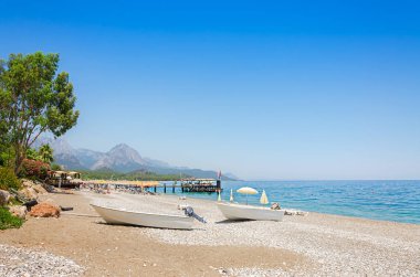 Kum deniz üzerinde tekne palamarla