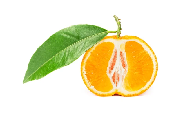 Tangerine med blad skära i hälften isolerade — Stockfoto