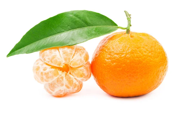 Tangerine with leaf isolated — Stock Photo, Image