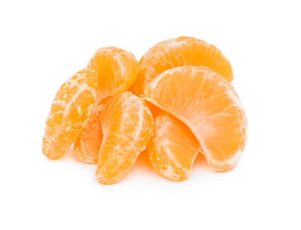 Kupie kawałki mandarynki pomarańczowy lub mandarynka na białym tle — Zdjęcie stockowe