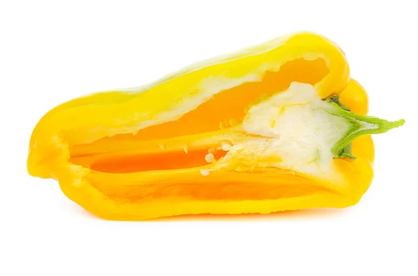 Hälften av gul paprika isolerad på vitt — Stockfoto