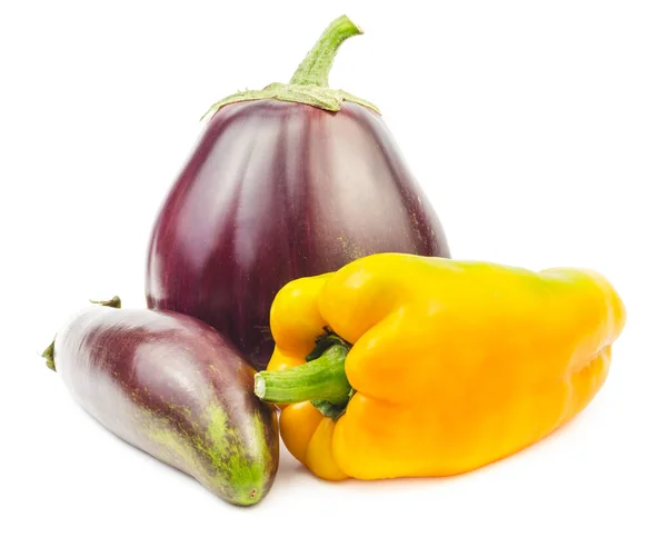 Melanzane con peperone giallo isolato su bianco — Foto Stock
