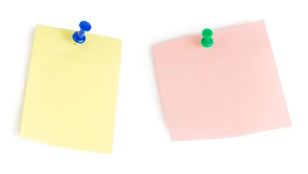 Uwaga różowe i żółte papiery z push na białym tle — Zdjęcie stockowe