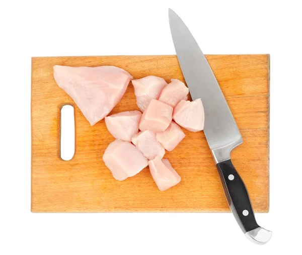 Hackad kycklingfilé med en kniv på en trä skärbräda — Stockfoto