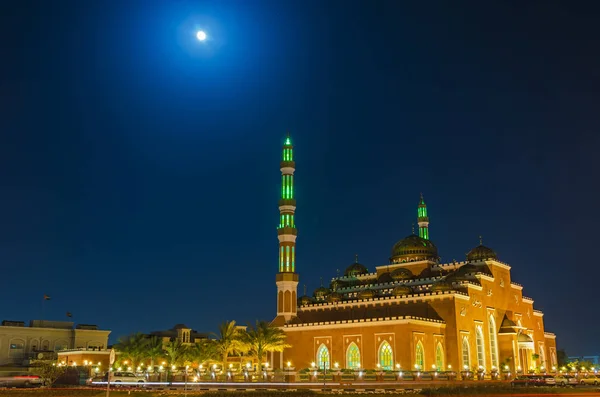 Мечеть ночью при лунном свете — стоковое фото