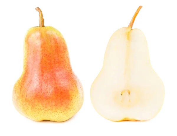 Röd gul pear frukt skär i hälften isolerade — Stockfoto