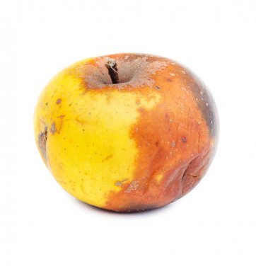 Beyaz izole çürümüş sarı elma