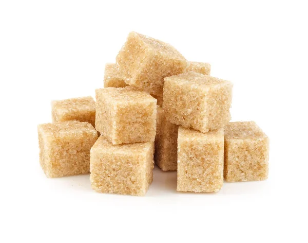 Brązowy cukier trzcinowy kostki na białym tle — Zdjęcie stockowe