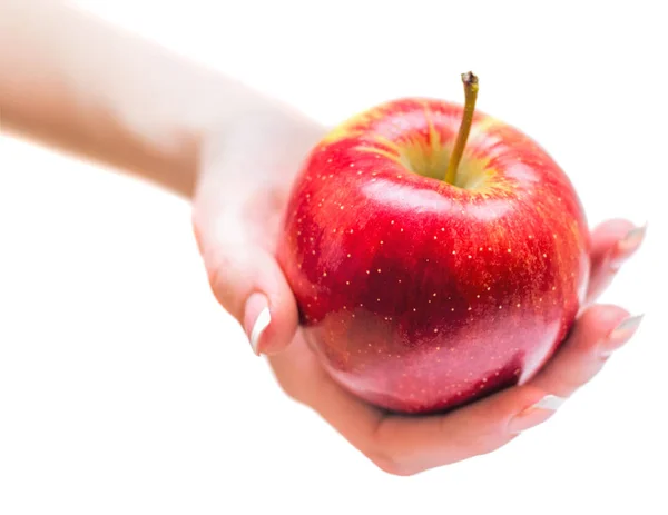 Γυναίκα χέρι δίνοντας κόκκινο μήλο που απομονώνονται σε γκρινιάζει — Φωτογραφία Αρχείου