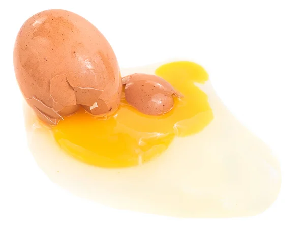 Złamane jaj na białym tle — Zdjęcie stockowe