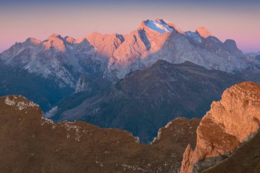 Yazın günbatımında altın gece ışığında parlayan meşhur Dolomite tepelerinin muhteşem manzarası. Trentino Alto Adige, Dolomites dağları, Güney Tyrol, İtalya, Avrupa. Güzel manzara arkaplanı