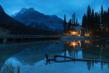 Güneşli bir yaz gününde Zümrüt Gölü 'nde kulübeler. Yoho Ulusal Parkı 'nda, British Columbia, Kanada' da. Yaz sezonu yaklaşıyor. Ayı ülkesi. Güzel manzara arka plan kavramı