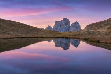 Yazın günbatımında altın gece ışığında parlayan meşhur Dolomite tepelerinin muhteşem manzarası. Trentino Alto Adige, Dolomites dağları, Güney Tyrol, İtalya, Avrupa. Güzel manzara arkaplanı 