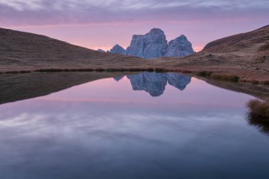 Yazın günbatımında altın gece ışığında parlayan meşhur Dolomite tepelerinin muhteşem manzarası. Trentino Alto Adige, Dolomites dağları, Güney Tyrol, İtalya, Avrupa. Güzel manzara arkaplanı 