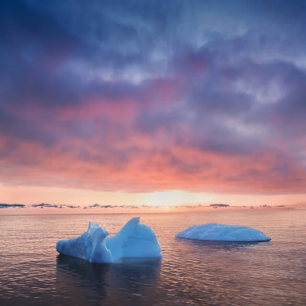 初夏は真夜中に氷河を照らす グリーンランドのイルリサット夏の真夜中の太陽と氷山 氷の中の青い氷気候変動や地球温暖化の影響を受け — ストック写真