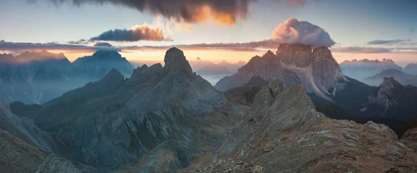 Increíble Vista Los Famosos Picos Dolomita Brillando Hermosa Luz Dorada —  Fotos de Stock
