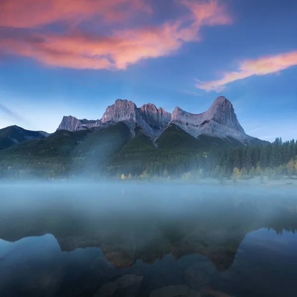 Bow River 'daki Rocky dağlarının neredeyse mükemmel bir yansıması. Canmore yakınlarında, Alberta Kanada. Kış mevsimi yaklaşıyor. Ayı ülkesi. Güzel manzara arka plan kavramı.