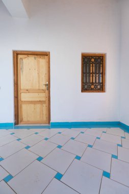 Fes, Fas 20 Aralık 2019 - Konaklama için binanın iç avlusu, Fez, Fas, Afrika Geleneksel Fas Riad İslami mimarisi