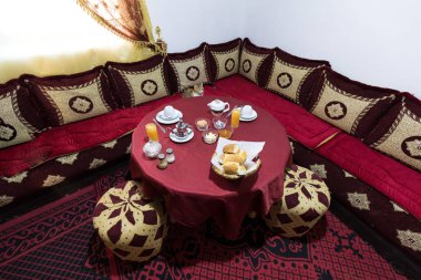 Fes, Fas 20 Aralık 2019 - Konaklama için binanın iç avlusu, Fez, Fas, Afrika Geleneksel Fas Riad İslami mimarisi