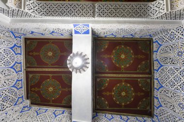 Fes, Fas 20 Aralık 2019 - Konaklama için binanın iç avlusu, Fez, Fas, Afrika Geleneksel Fas Riad İslami mimarisi