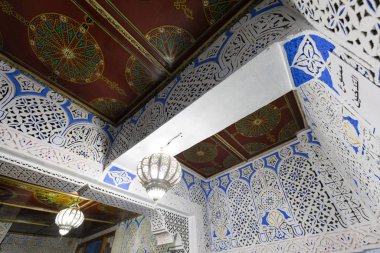 Fes, Fas 20 Aralık 2019 - Konaklama için binanın iç avlusu, Fez, Fas, Afrika Geleneksel Fas Riad İslami mimarisi