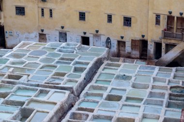 Fes imparatorluk şehirlerinden biridir. Tabakhaneleriyle ünlüdür. Fez 'deki eski tabakhane, şimdi önemli bir turizm merkezi Fez Fes-Meknes idari bölgesinde deri boyacılar, Fas - 20 12 2019