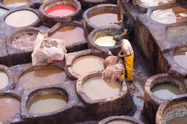 Fes imparatorluk şehirlerinden biridir. Tabakhaneleriyle ünlüdür. Fez 'deki eski tabakhane, şimdi önemli bir turizm merkezi Fez Fes-Meknes idari bölgesinde deri boyacılar, Fas - 20 12 2019