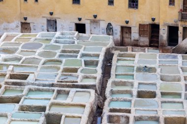 Fes imparatorluk şehirlerinden biridir. Tabakhaneleriyle ünlüdür. Fez 'deki eski tabakhane, şimdi önemli bir turizm merkezi Fez Fes-Meknes idari bölgesinde deri boyacılar, Fas - 20 12 2019