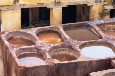 Fes imparatorluk şehirlerinden biridir. Tabakhaneleriyle ünlüdür. Fez 'deki eski tabakhane, şimdi önemli bir turizm merkezi Fez Fes-Meknes idari bölgesinde deri boyacılar, Fas - 20 12 2019