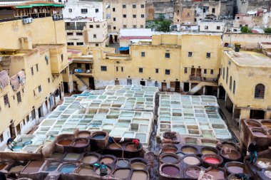 Fes imparatorluk şehirlerinden biridir. Tabakhaneleriyle ünlüdür. Fez 'deki eski tabakhane, şimdi önemli bir turizm merkezi Fez Fes-Meknes idari bölgesinde deri boyacılar, Fas - 20 12 2019