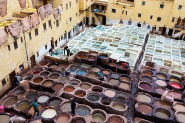 Fes imparatorluk şehirlerinden biridir. Tabakhaneleriyle ünlüdür. Fez 'deki eski tabakhane, şimdi önemli bir turizm merkezi Fez Fes-Meknes idari bölgesinde deri boyacılar, Fas - 20 12 2019