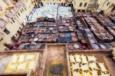 Fes imparatorluk şehirlerinden biridir. Tabakhaneleriyle ünlüdür. Fez 'deki eski tabakhane, şimdi önemli bir turizm merkezi Fez Fes-Meknes idari bölgesinde deri boyacılar, Fas - 20 12 2019