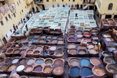 Fes imparatorluk şehirlerinden biridir. Tabakhaneleriyle ünlüdür. Fez 'deki eski tabakhane, şimdi önemli bir turizm merkezi Fez Fes-Meknes idari bölgesinde deri boyacılar, Fas - 20 12 2019