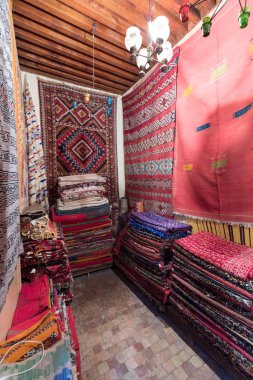 Medine 'de Fas tarzı bir pazar. Hediyelik eşya dükkanları, Marakeş. Geleneksel Fas pazarı, Afrika 'da Fas. Marakeş 'te dükkan ya da Aralık 2019' da alınmış Fes. Güzel hediye.